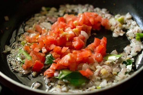 tomates finamente picados agregados a la mezcla de cebolla. 