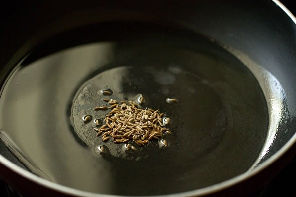 saltear semillas de comino en aceite caliente. 