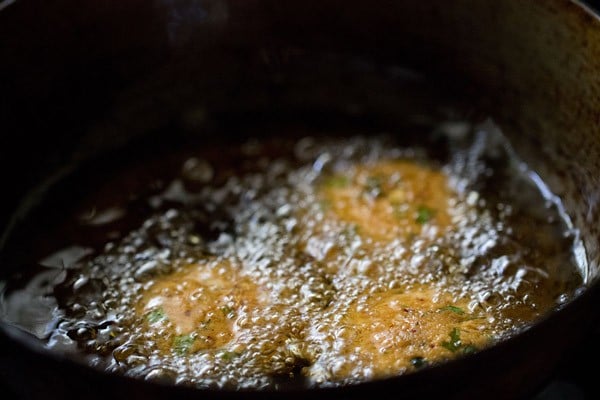 masala vada turning golden in hot oil