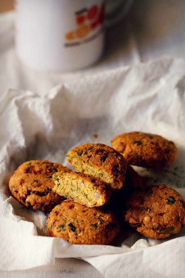 masala vada arranged on a paper towels