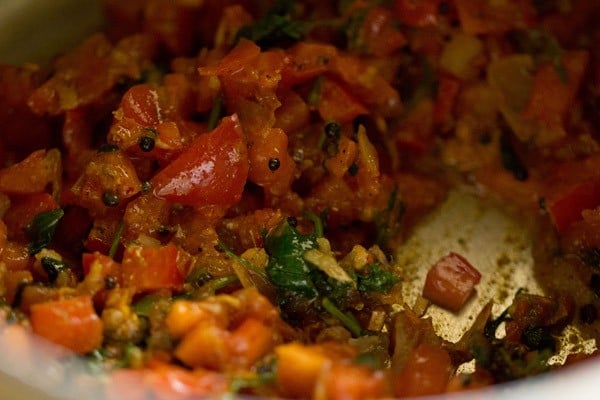 tomatoes mixed with the spice powders for making thakkali sadam