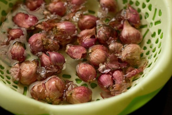 pearl onions soaked in water