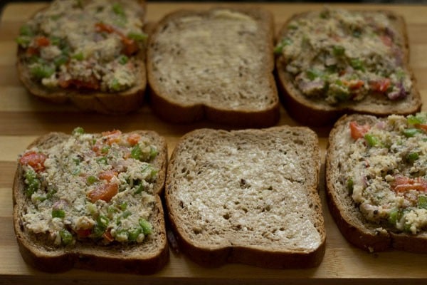 buttered bread slices topped with prepared capsicum filling. 