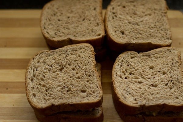 covered with bread slices to make sandwiches. 