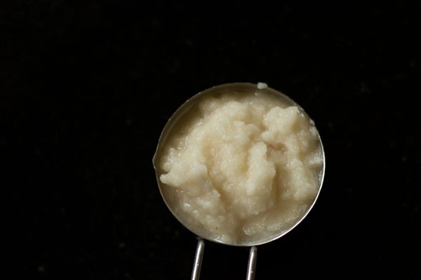 onion paste in a measuring cup for mushroom curry recipe