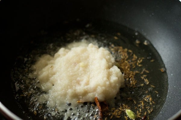 pasta de cebolla, jengibre y ajo molida agregada a la sartén