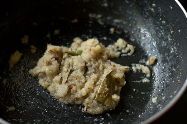 saltear la cebolla molida, el jengibre y la pasta de ajo en la sartén