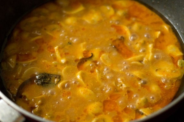 curry masala de champiñones a fuego lento en la sartén