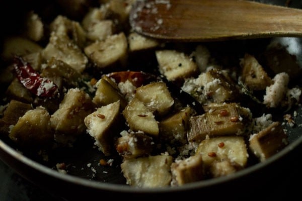 cooked raw banana poriyal in the pan