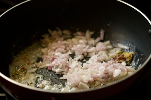 onions for mushroom butter masala recipe