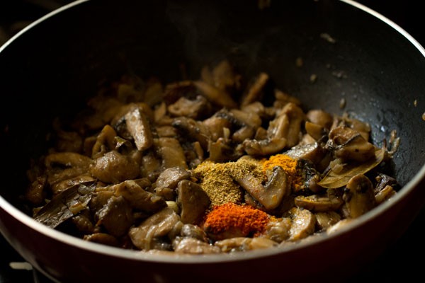 spices for mushroom butter masala recipe