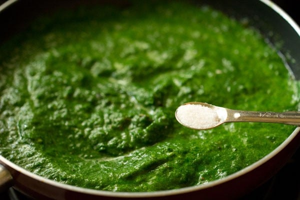 adding salt to spinach gravy