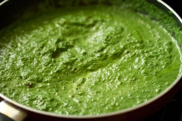 mix spinach gravy well