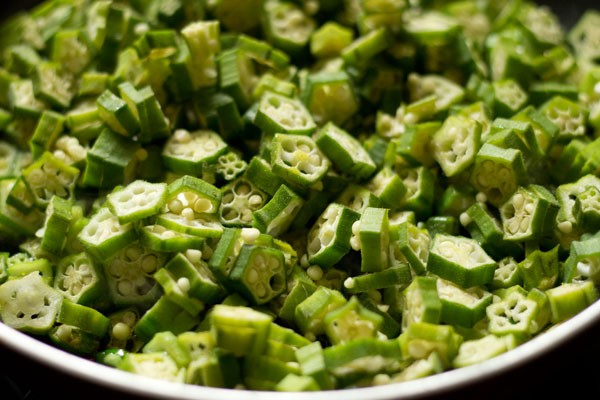 sliced bhindi added to pan. 