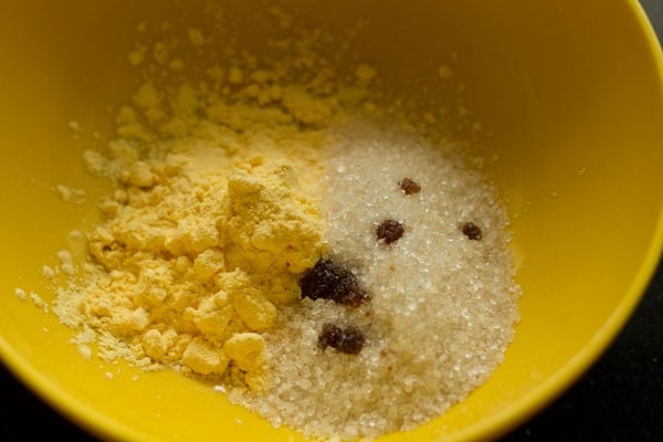 custard powder, sugar and vanilla extract added in a bowl. 