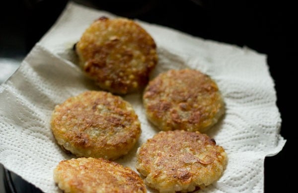 fried sabudana tikki on kitchen paper towels