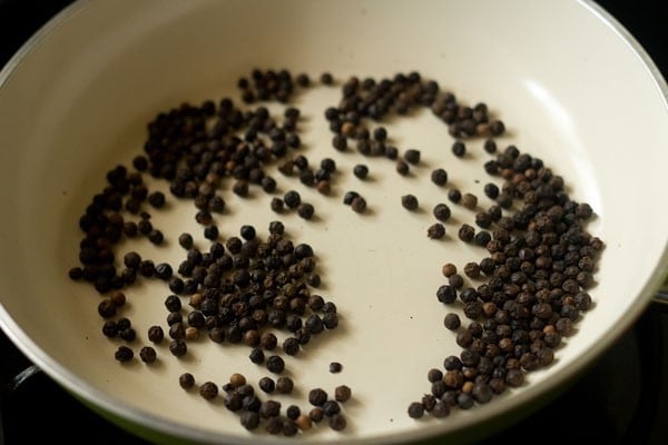 toasted black peppercorns look the same as untoasted, but they should smell very aromatic