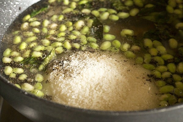 ground rice-pepper mixture added to the lilva beans.
