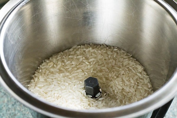raw rice added in a food processor for making rice rava upma.