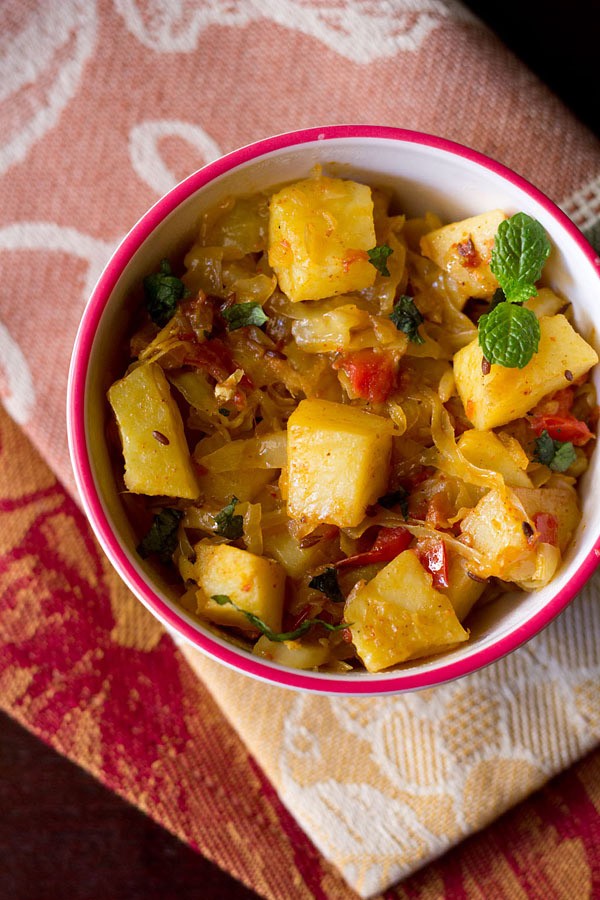 patta gobhi ki sabzi served in a bowl