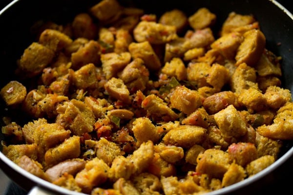 cooking bread upma in the pan