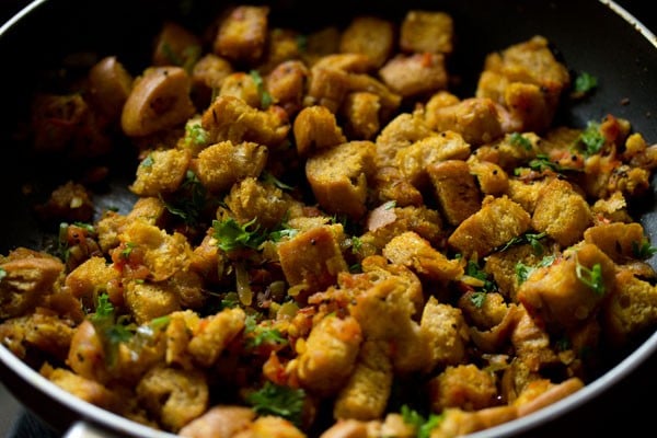 bread upma in the pan