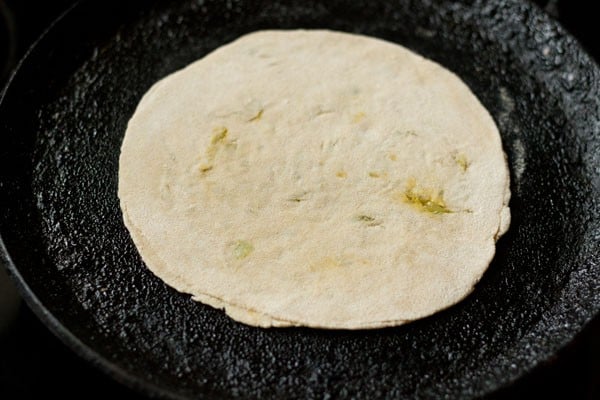 frying cabbage paratha on tawa