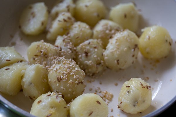 receta de sésamo para chutney wale aloo
