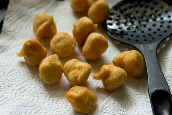 fried bhallas placed on kitchen paper towel. 