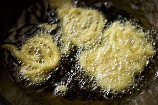 frying jalebi