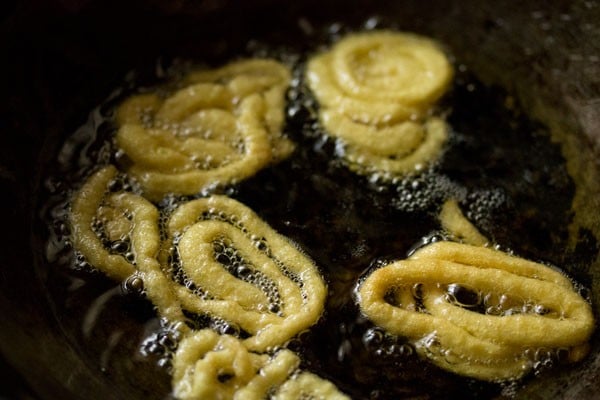 frying jalebi