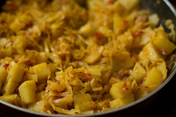 cooked patta gobhi ki sabji in the pan