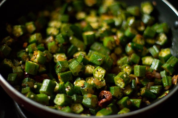 saute the bhindi on low heat