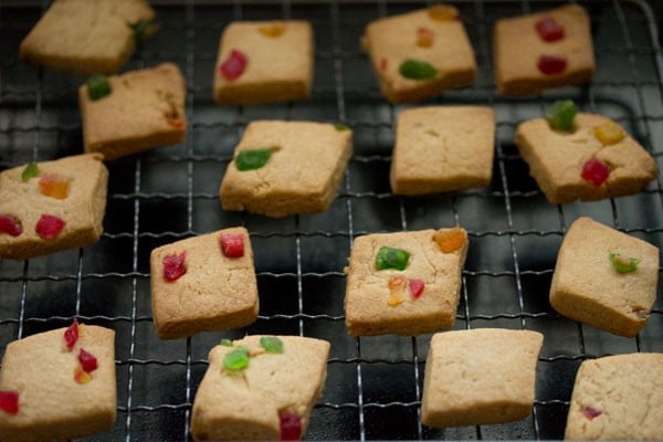 baked tutti frutti cookies kept on a wire rack for cooling. 