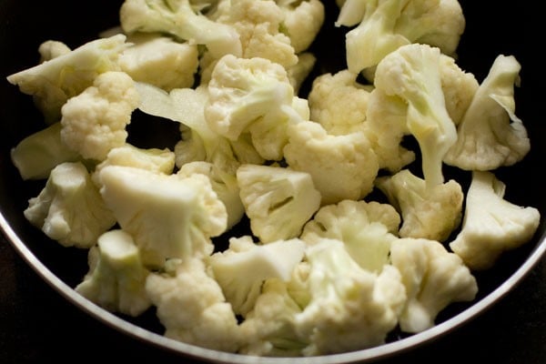 blanched cauliflower in a black bowl