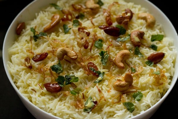 layering Mughlai biryani