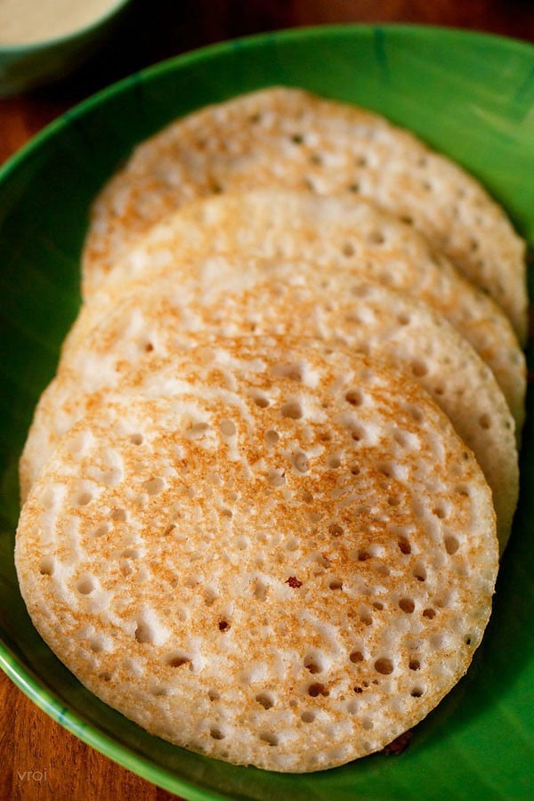 closeup shot of set dosa on a green plate.