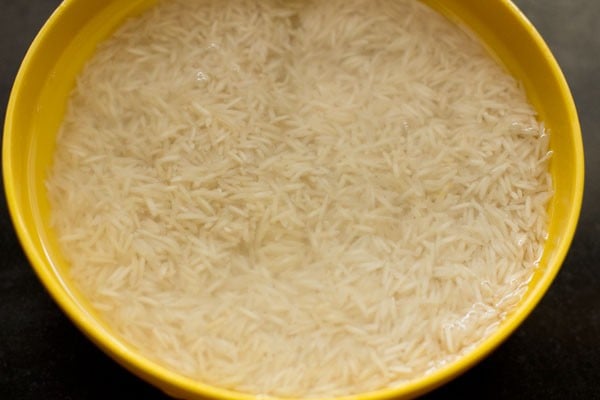 remojar el arroz en agua. 