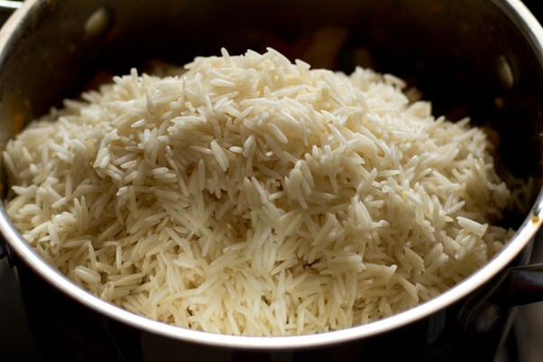 arroz escurrido añadido a la mezcla de verduras. 
