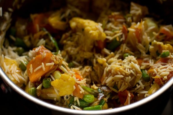 arroz mezclado bien con la mezcla de vegetales. 