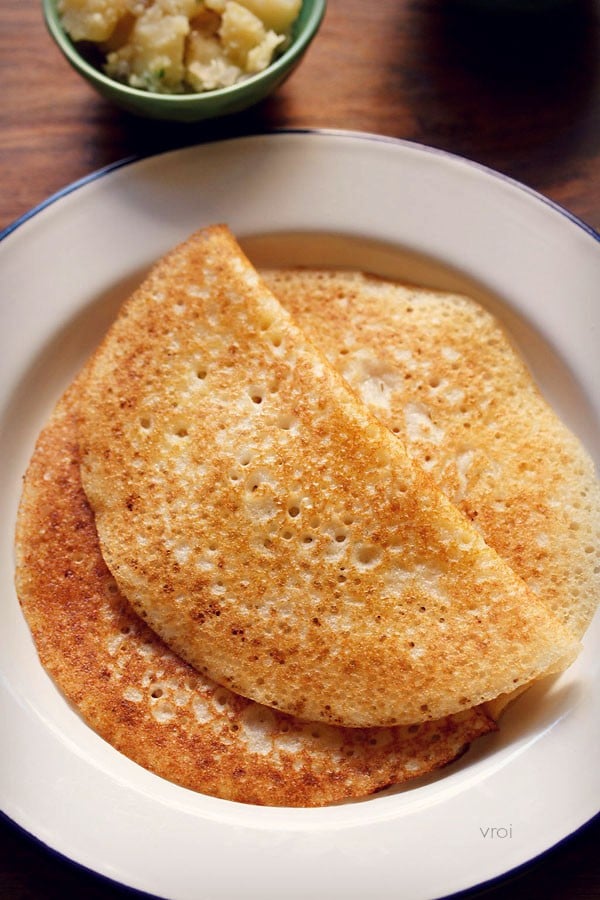 davangere benne dosa served on white round plate