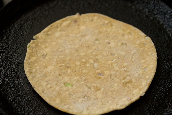 cooking Punjabi missi roti on tawa