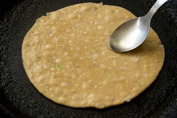 roasting Punjabi missi roti on tawa