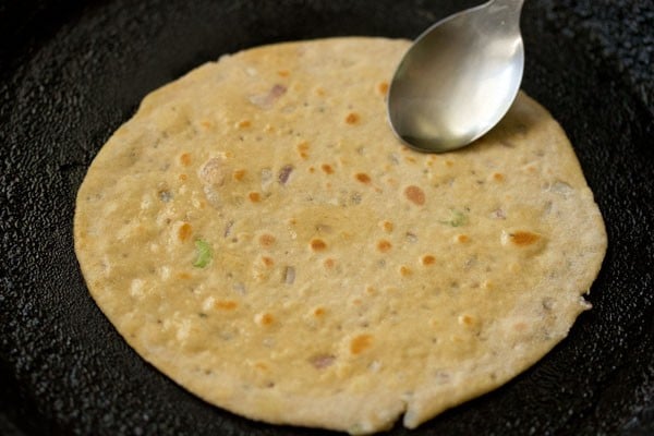 applying oil on missi roti