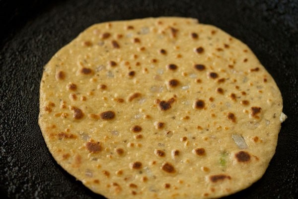 cooked missi roti on tawa