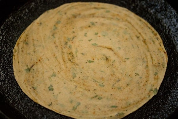 pudina paratha placed on tawa