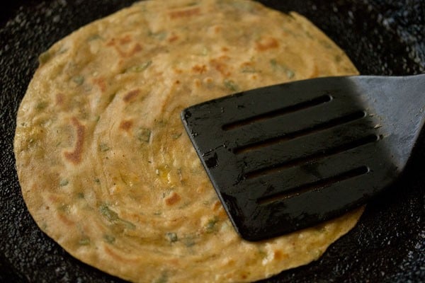 pressing pudina paratha edges