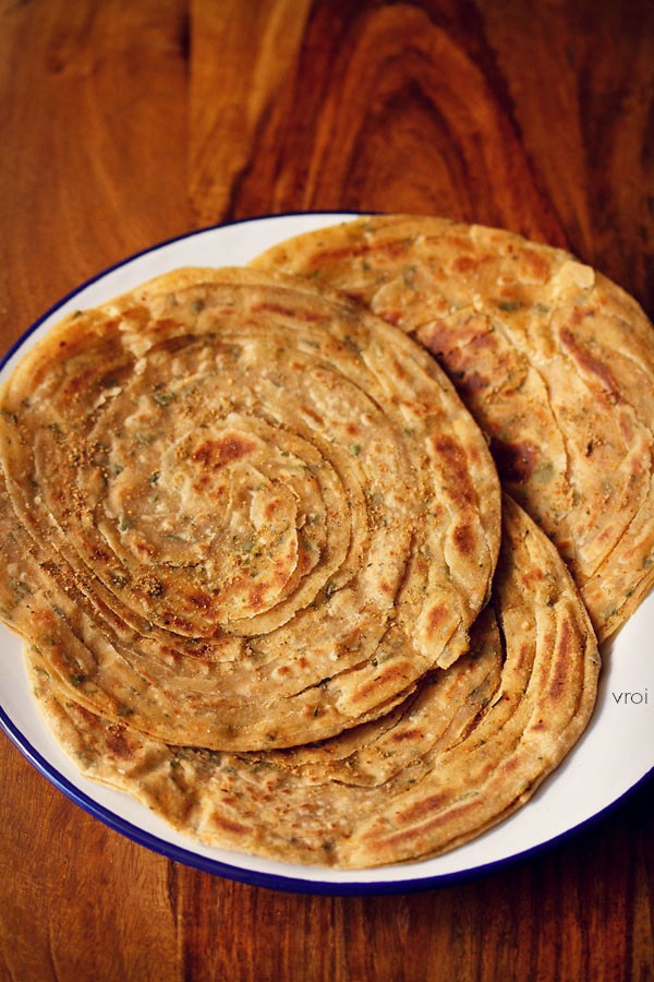 restaurant style pudina paratha served in a plate