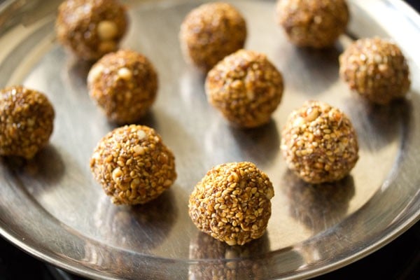 til ke laddu on a steel plate. 