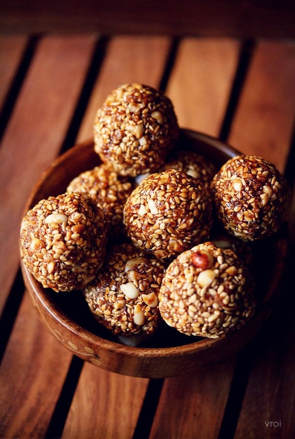 til ke laddu served in a wooden bowl. 